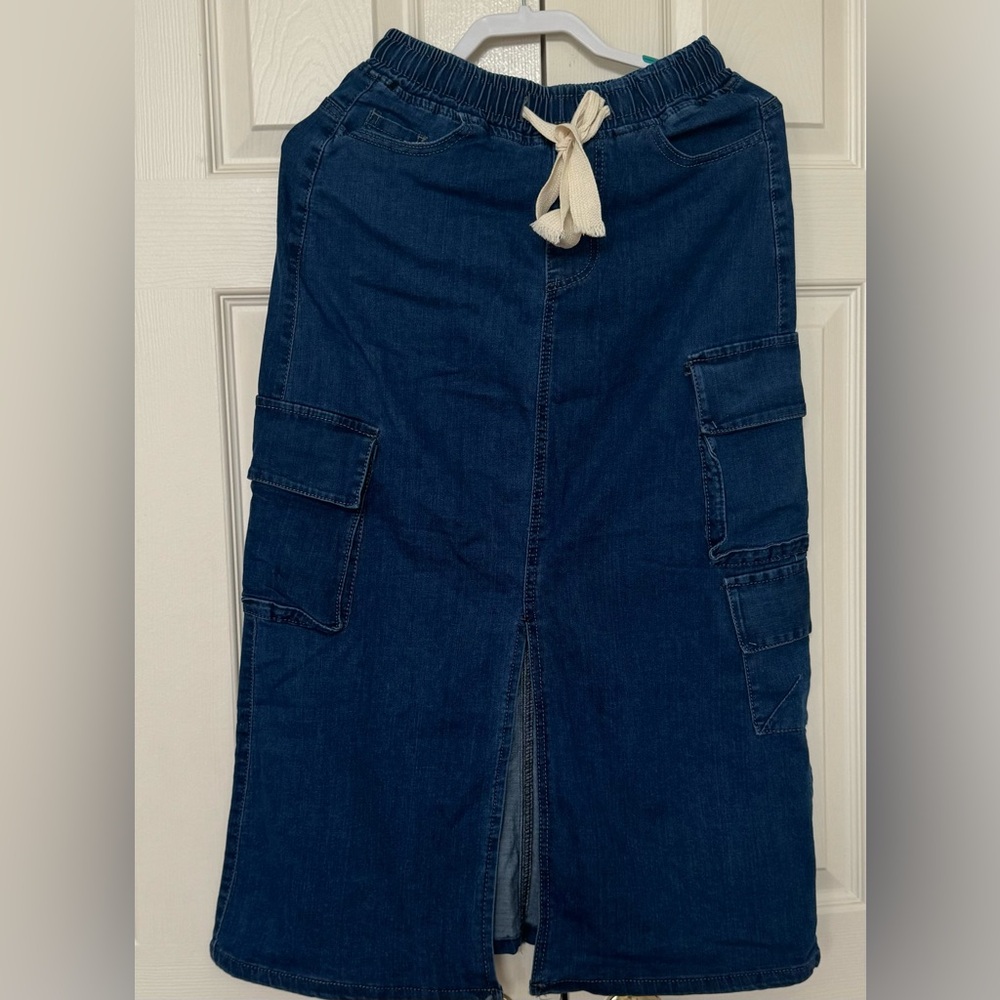 Cargo denim skirt. New with tag